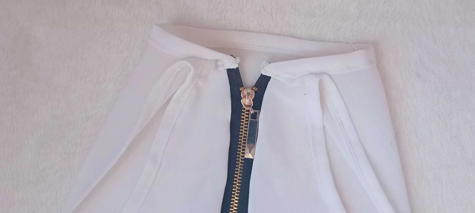 Flowy white top T back zip - 3 ruffles - like new – photo 4